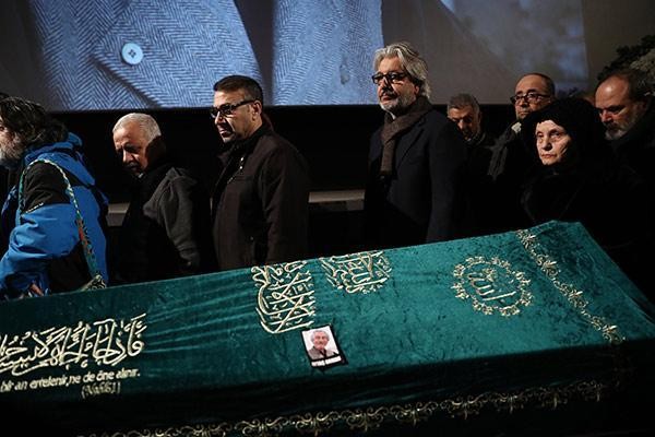 Xərçəngdən ölən aktyorla vida mərasimindən FOTOLAR